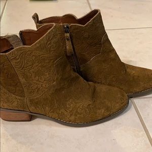 Yellow box embroidered tan booties